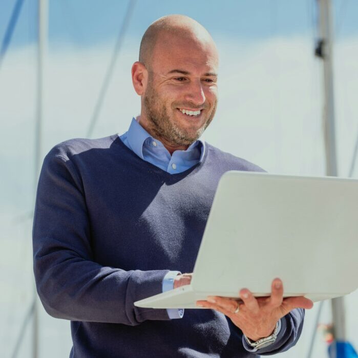 Online Marketing Manager ist unterwegs am Laptop