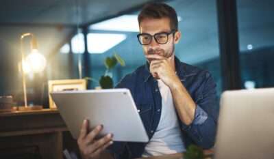 SEO Manager überprüft die Ladegeschwindigkeit einer Webseite